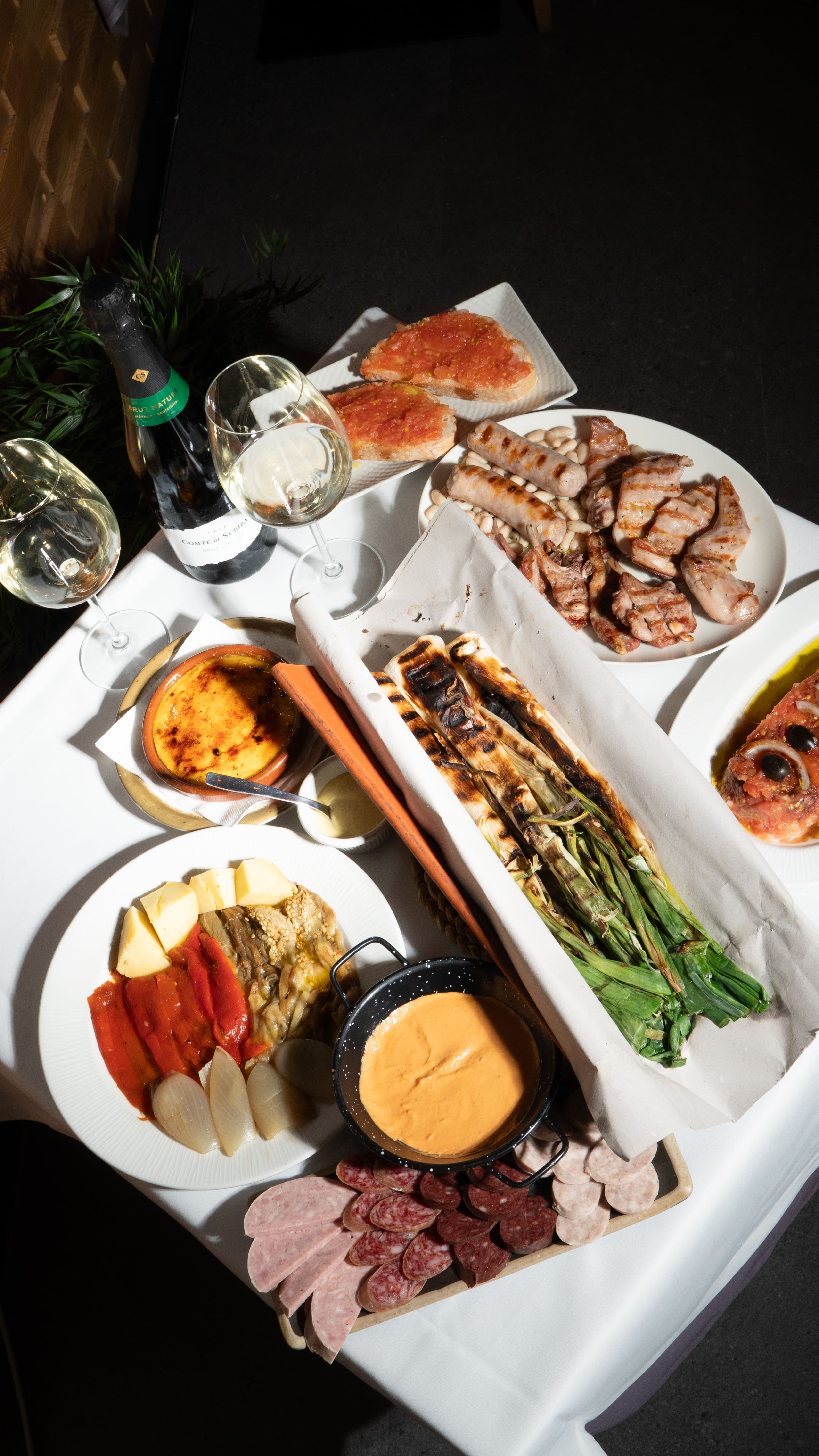 Calçotada completa con calçots, salsa romesco y acompañamientos tradicionales